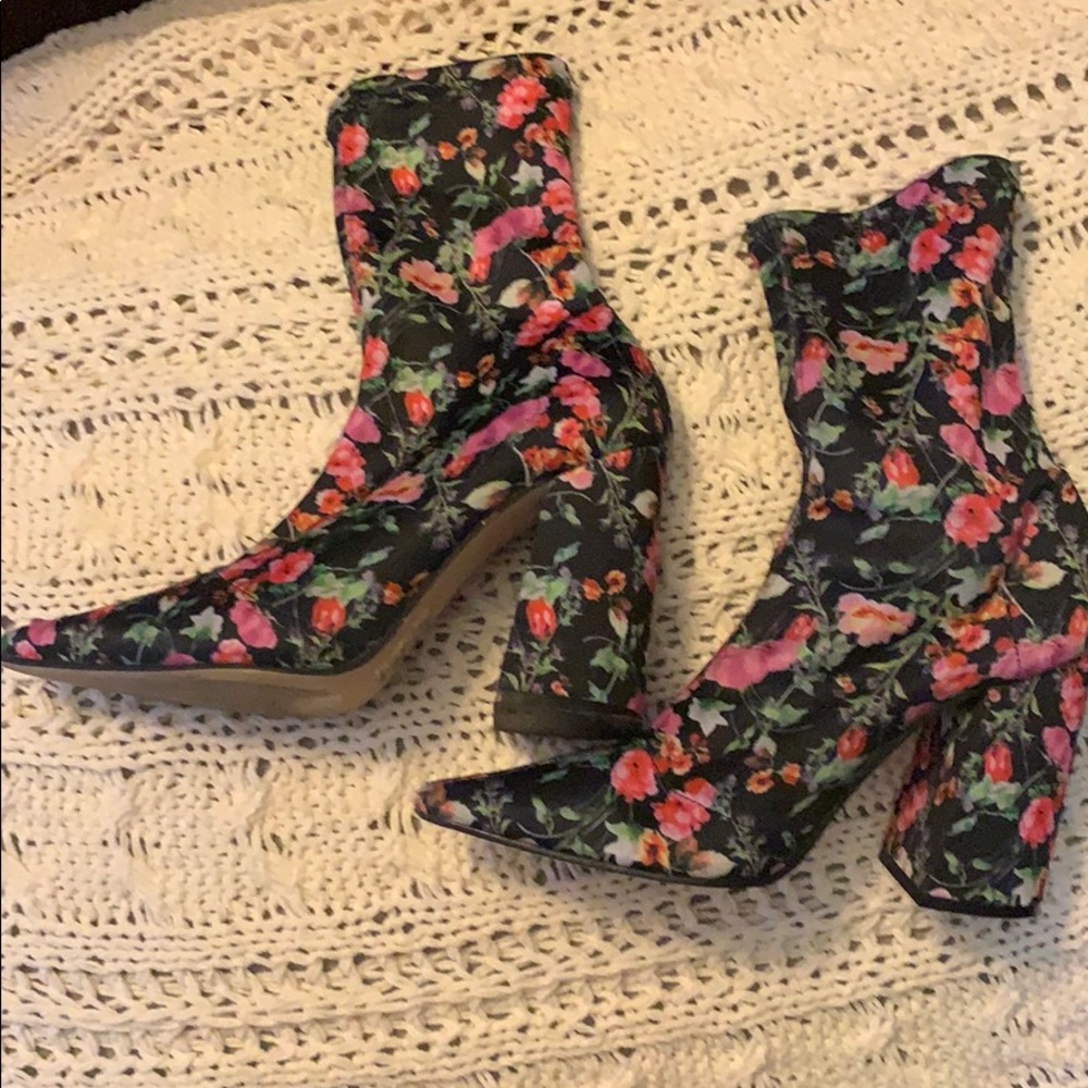 STEVE MADDEN LOMBARD FLORAL POINTED TOE SOCK BOOT! - Picture 4 of 5